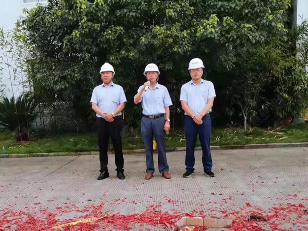 桂林鴻程董事長容平勛發(fā)表致辭桂林鴻程機(jī)電設(shè)備有限公司廠區(qū)2#生產(chǎn)廠房開工大吉！